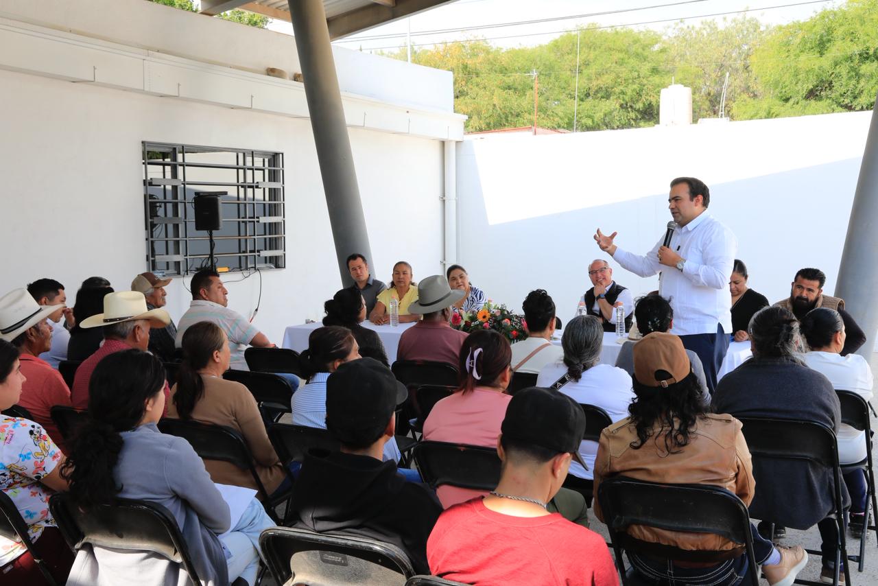 Entrega alcalde Trueba y el RAN Documentos Agrarios en Colón