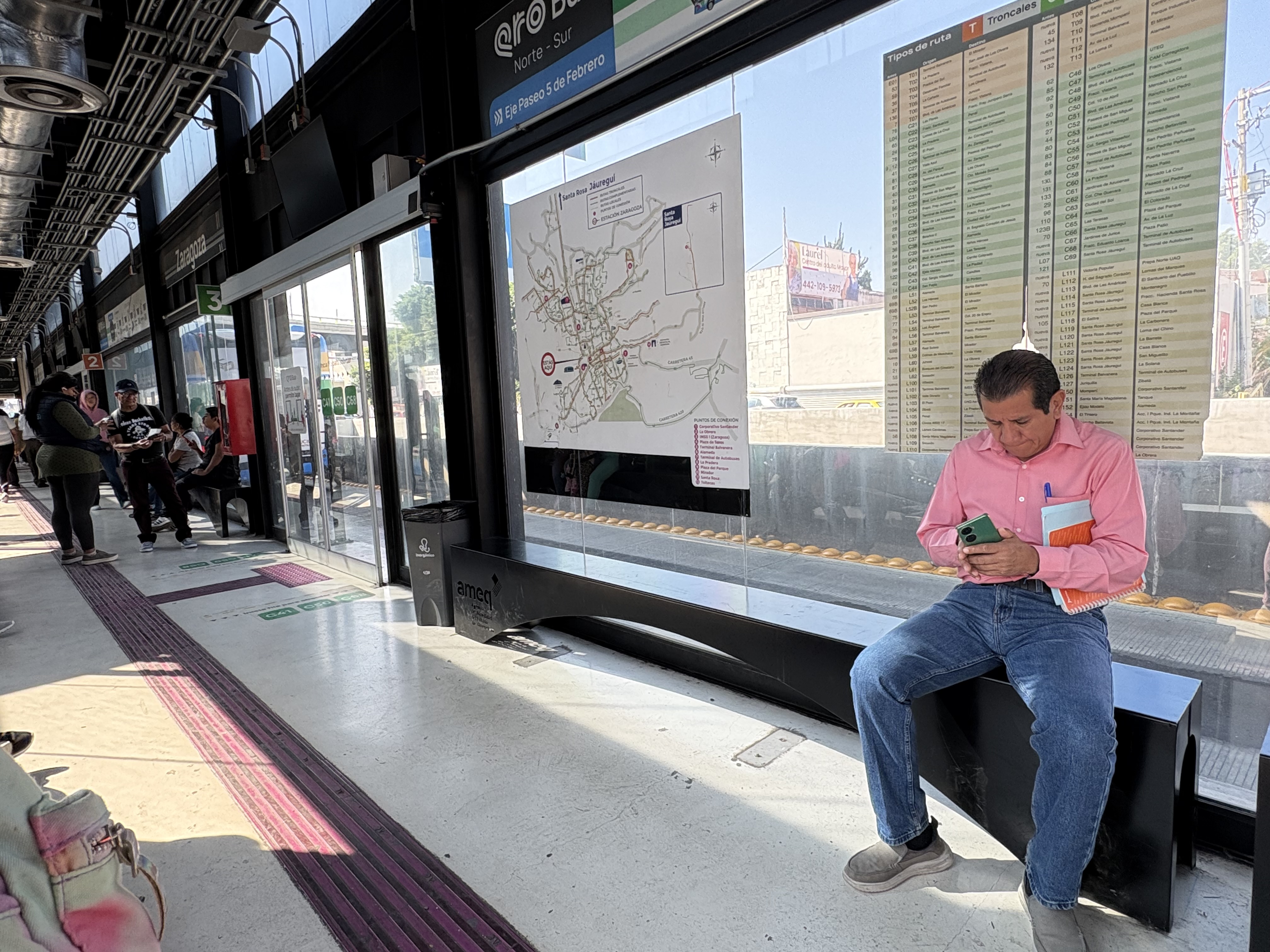 Instala la AMEQ nuevo mobiliario en Paseo 5 de Febrero 