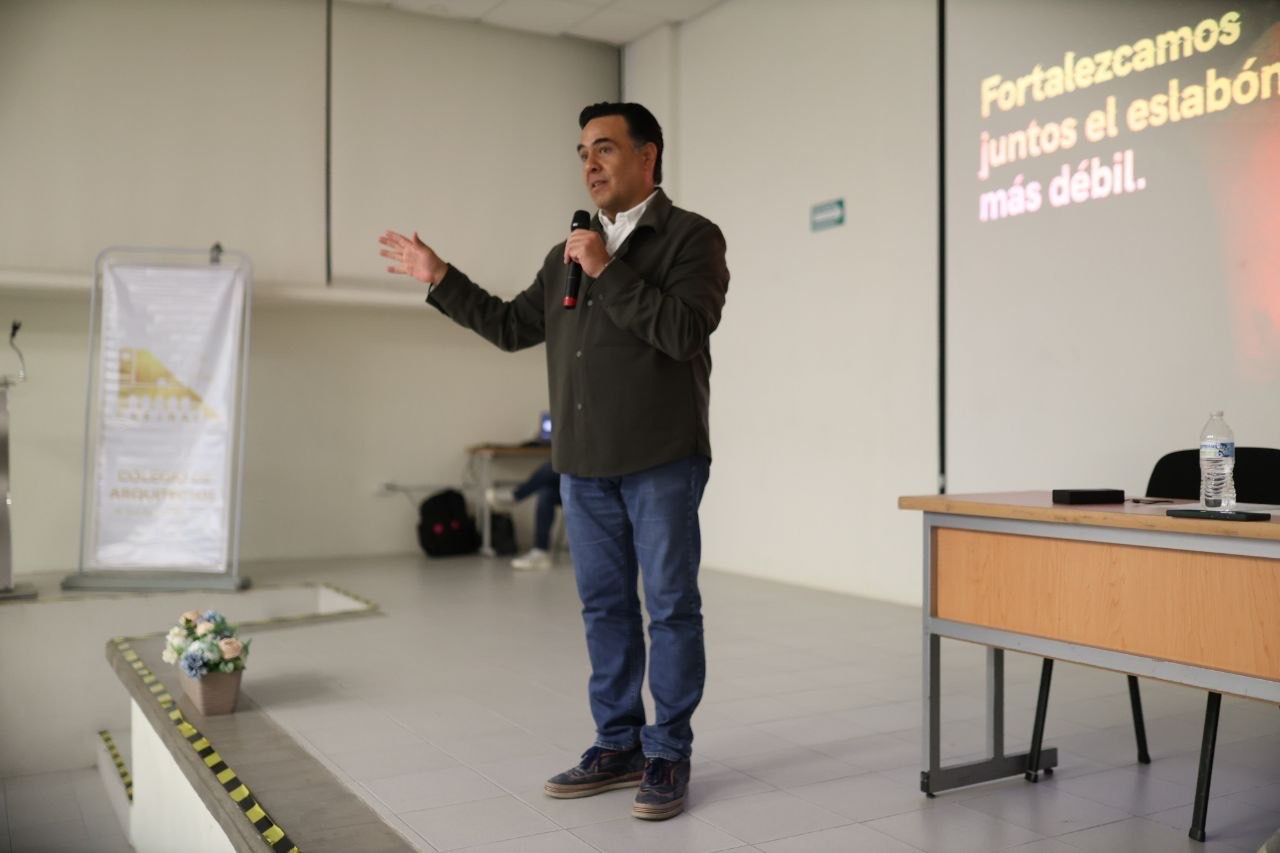 Presenta Luis Nava programas sociales a Colegio de Arquitectos de San Juan del Río