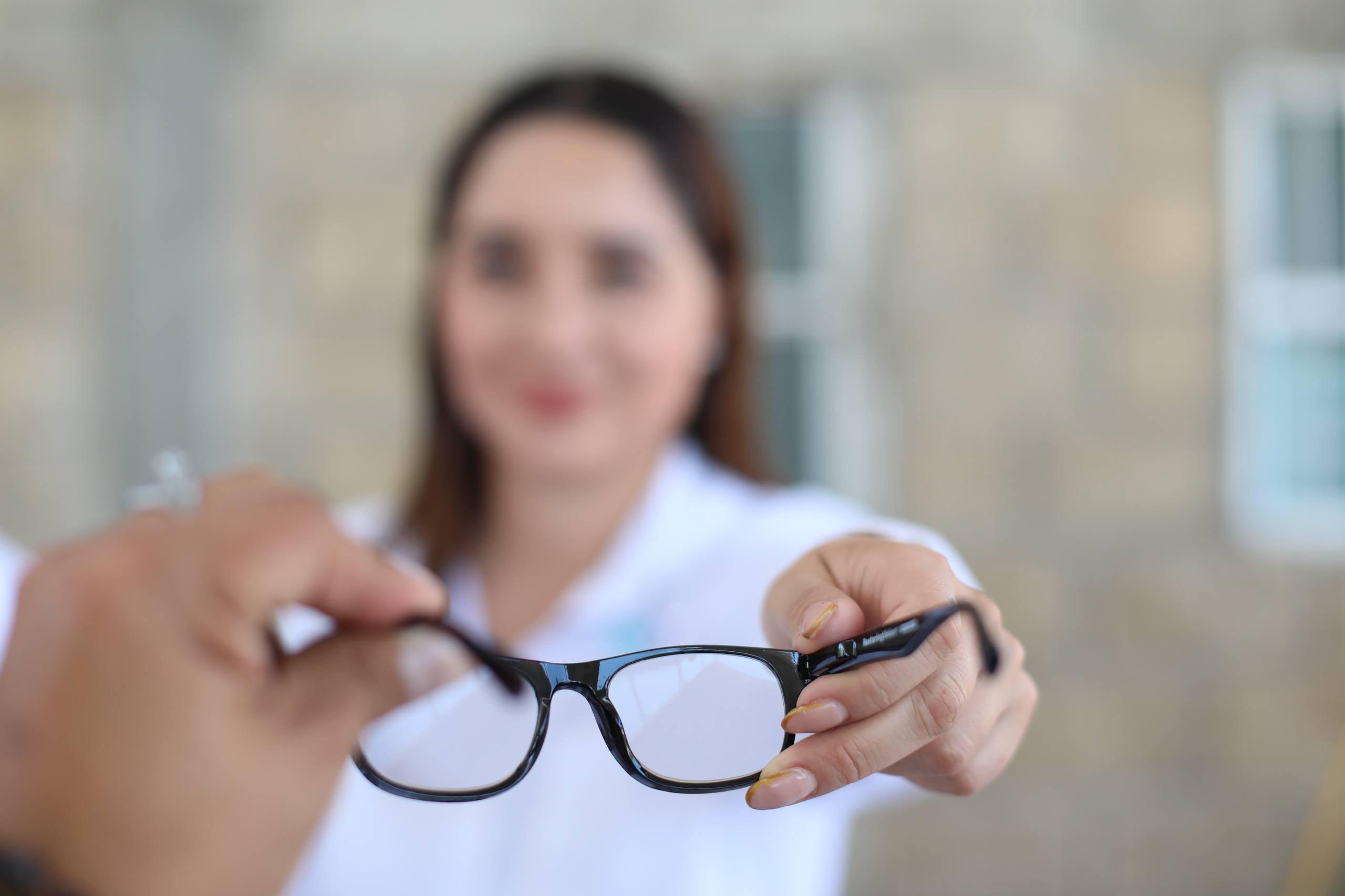 Entrega SEDIF lentes para adultos mayores de Jalpan y Arroyo Seco