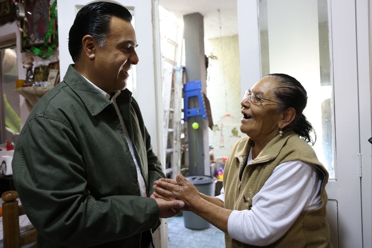 Entrega Luis Nava canastas alimentarias en El Marqués