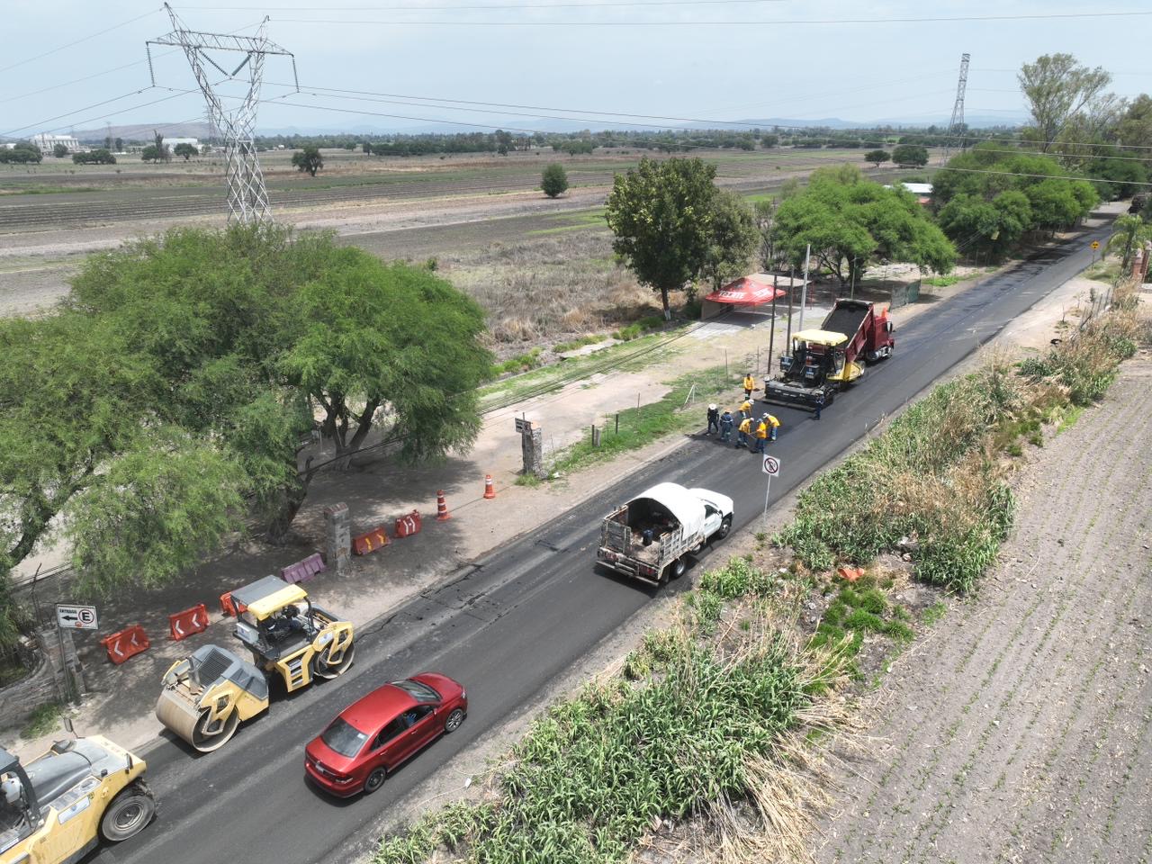 Supervisa titular de la CEI rehabilitación de camino en Pedro Escobedo