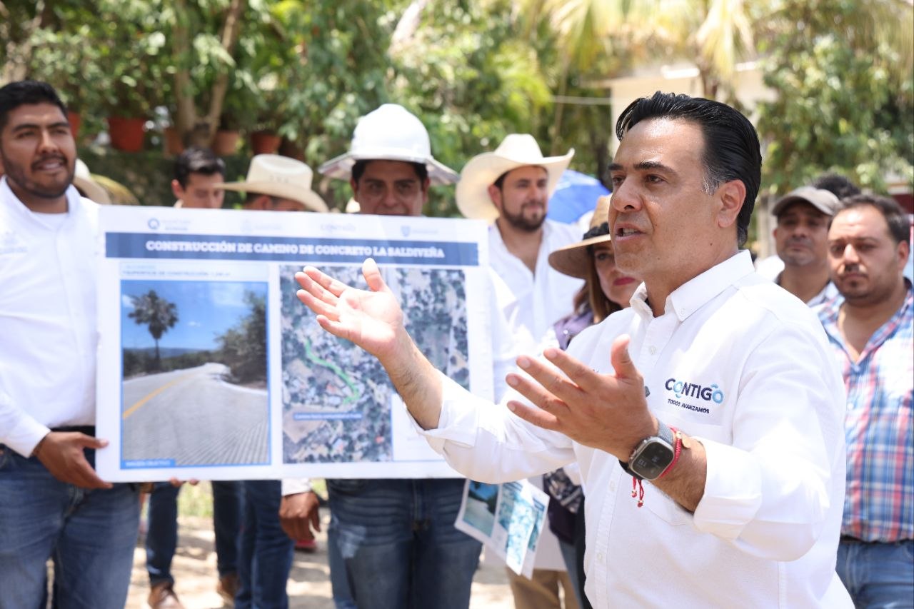 Encabeza Luis Nava inicio de rehabilitación de camino en la comunidad de Saldiveña