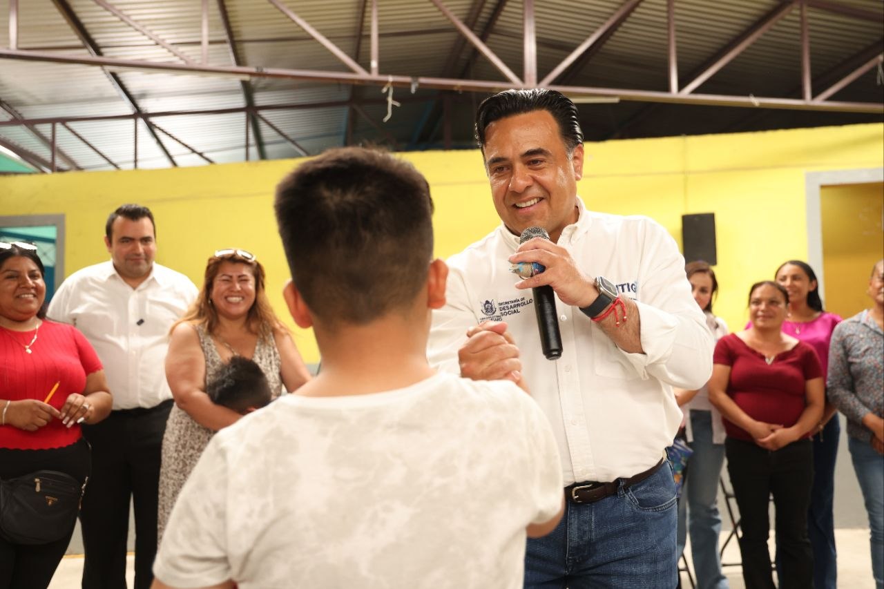 Convive Luis Nava con beneficiarios de programas sociales en Colón