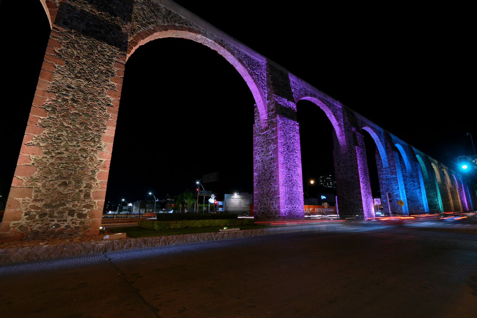 Encabeza Felifer Macías encendido de los Arcos por la concientización del autismo