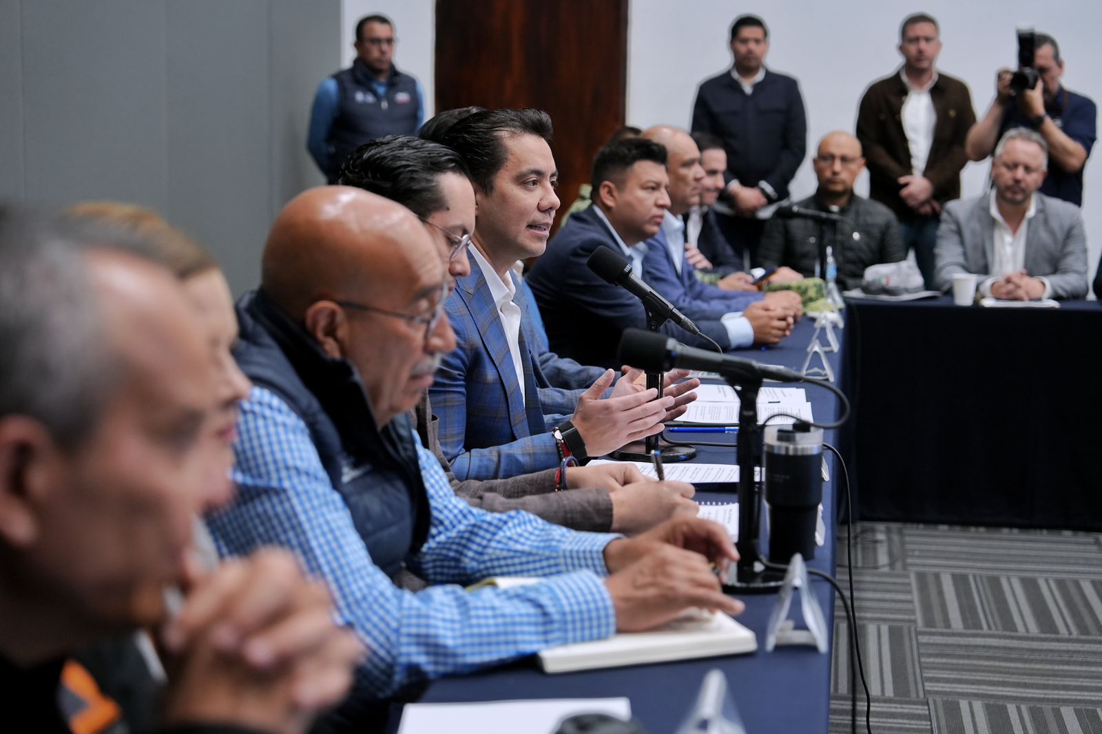 Firma Felifer Macías Convenio de Regularización de Negociaciones Comerciales