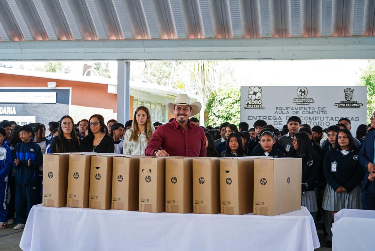 Entrega alcalde Beto Nava equipos de cómputo a estudiantes de Epigmenio González, Pedro Escobedo