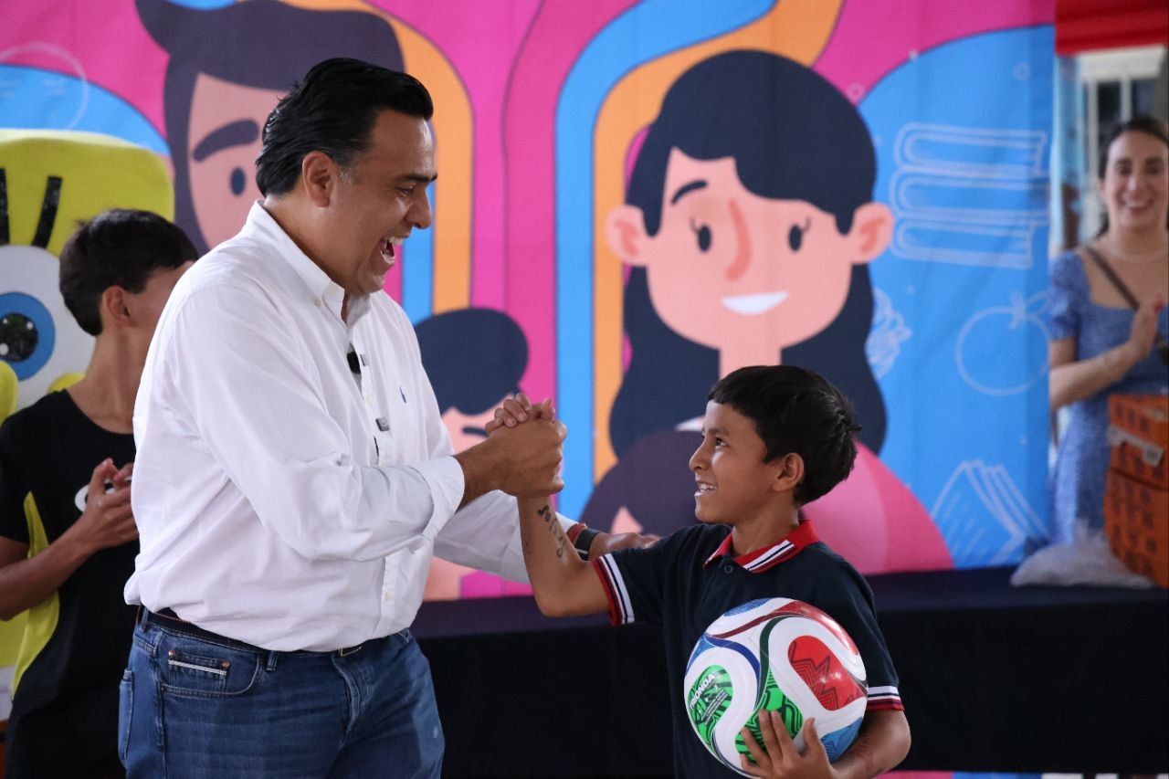 Celebra Luis Nava Día del Niño en La Barreta