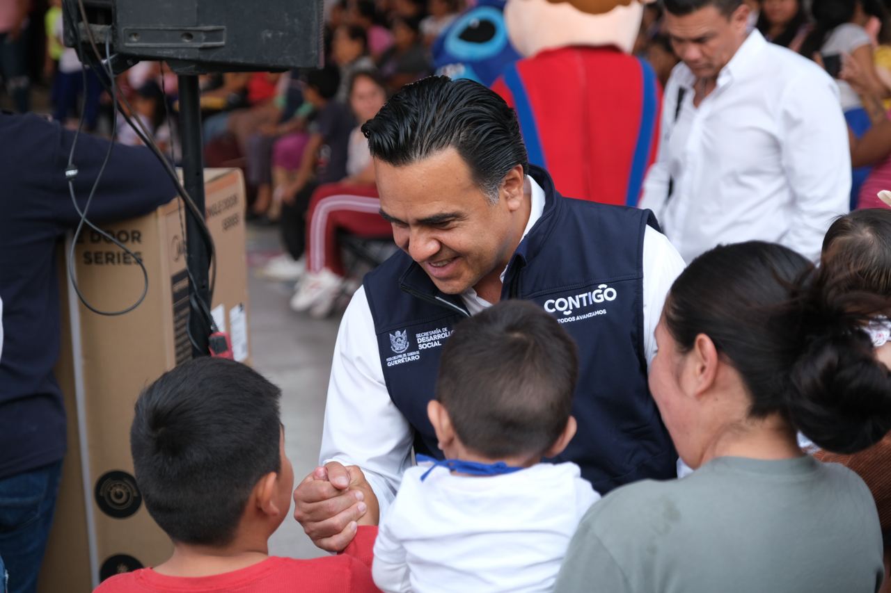 Luis Nava festeja a niñas, niños y mamás de Huimilpan