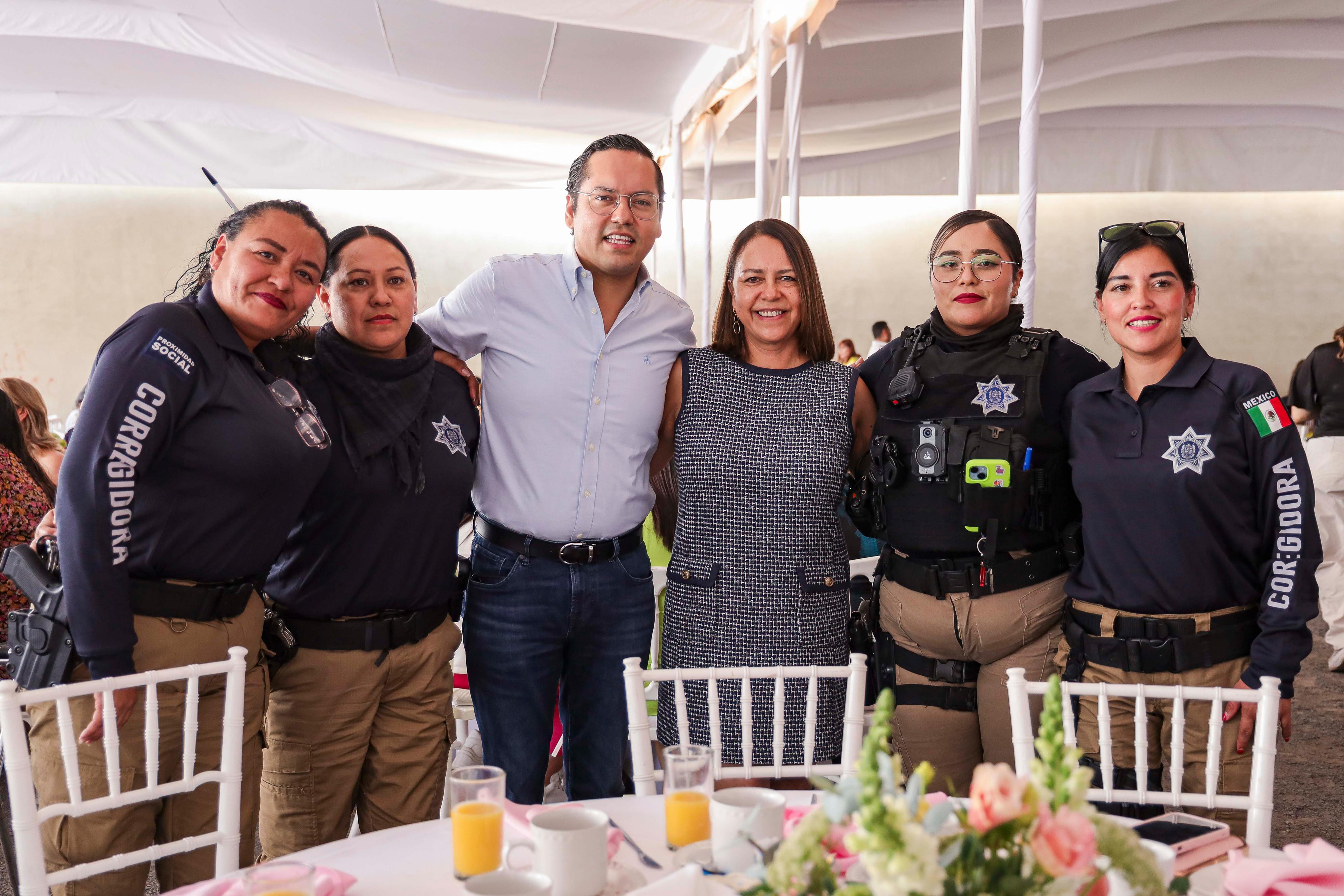 “Gracias por atender con el corazón”: Chepe Guerrero reconoce a mamás trabajadoras de Corregidora