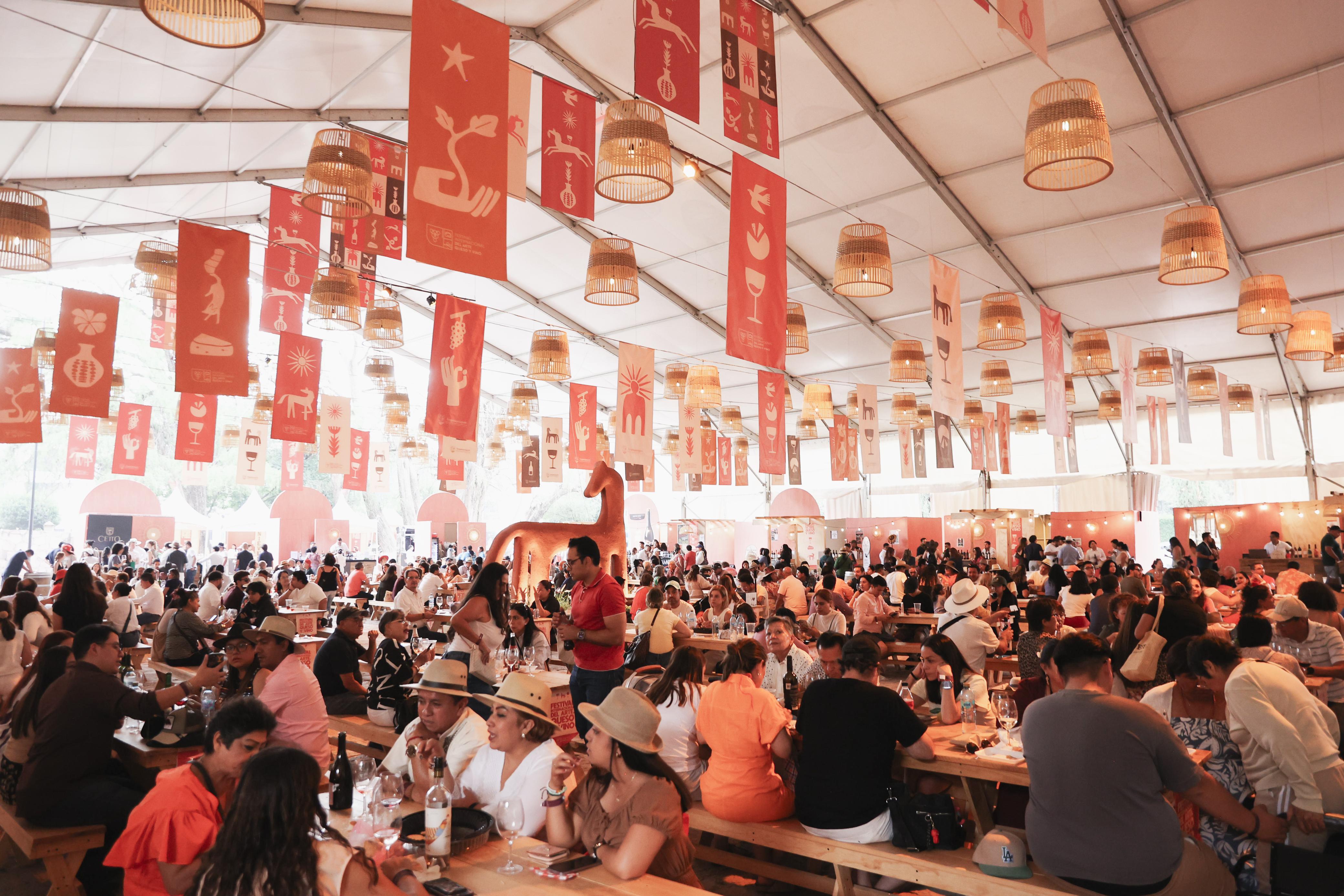 Recibe Tequisquiapan 53 mil visitantes en el primer fin del  Festival Internacional del Arte, Queso y Vino 