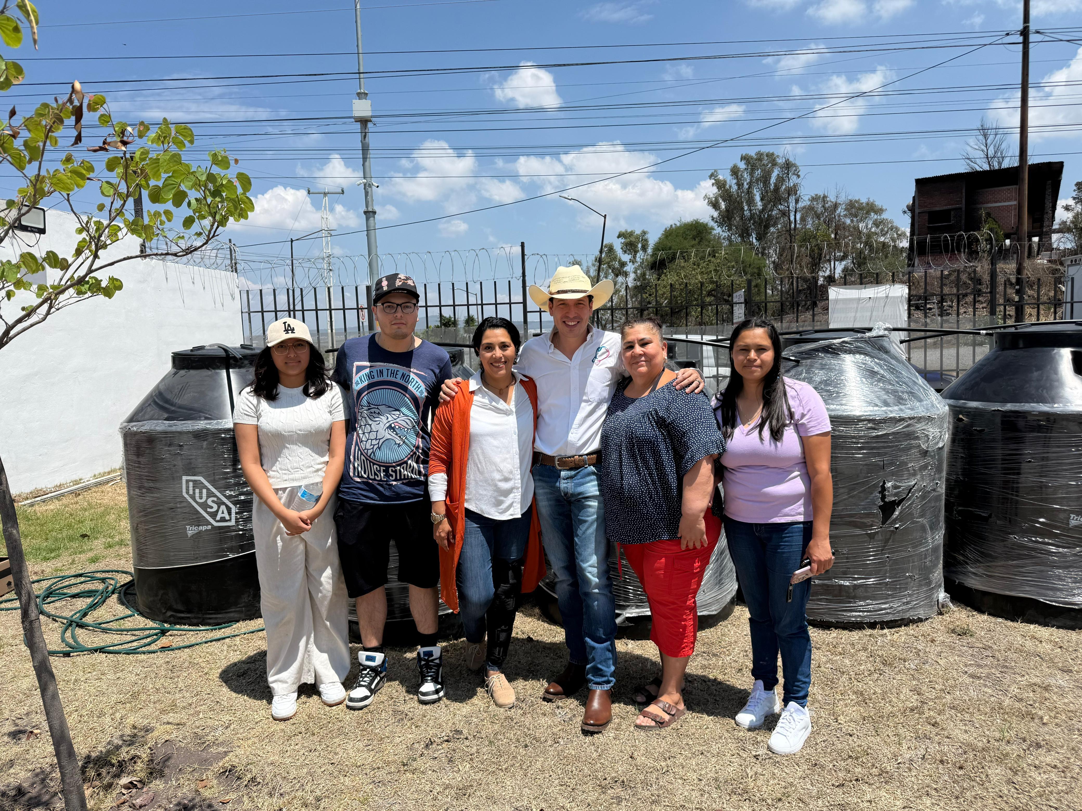 Entrega Rodrigo Monsalvo 200 tinacos para fortalecer almacenamiento de agua en hogares marquesinos