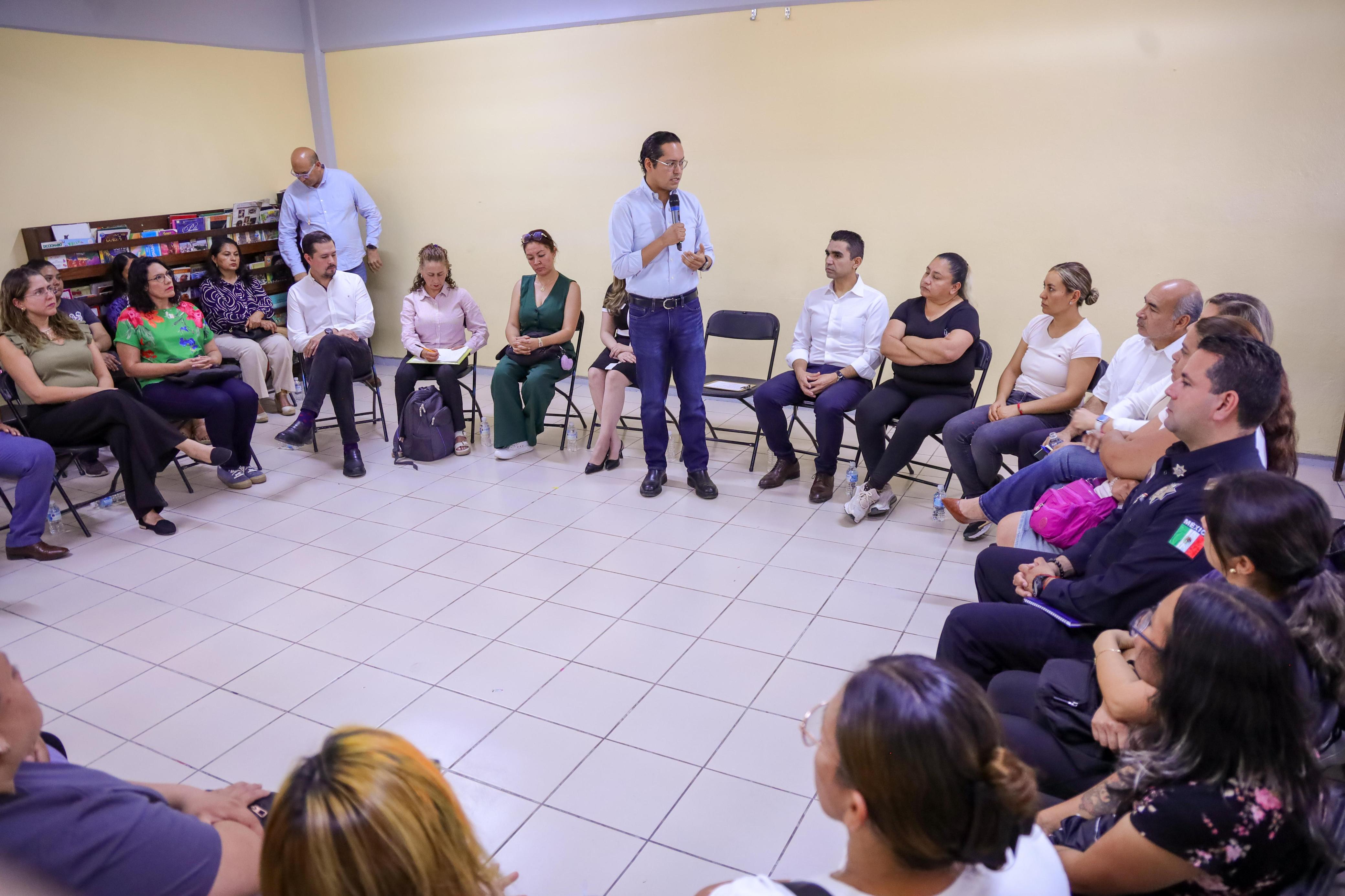 Chepe Guerrero dialoga con padres de familia sobre iniciativa para fortalecer la justicia en adolescentes