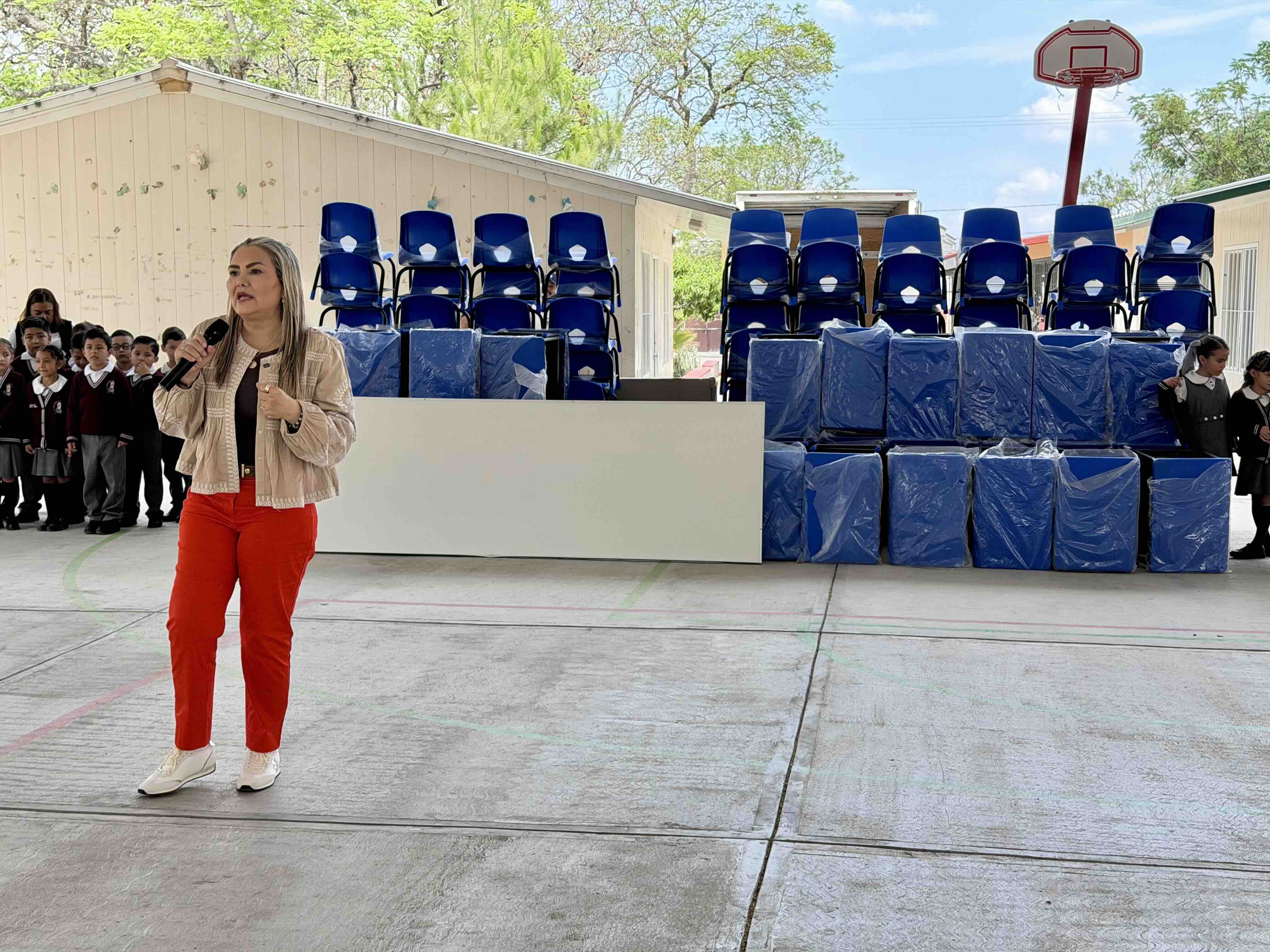 Entrega USEBEQ mobiliario escolar en seis escuelas de la zona metropolitana